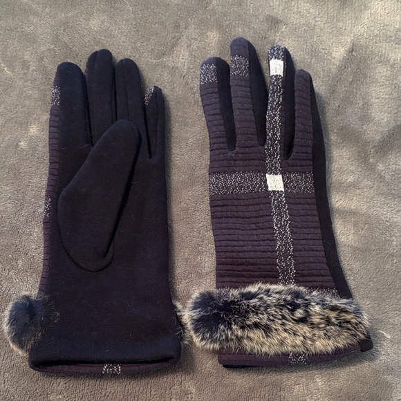 Chic Black and Gray Women's Gloves with Fur Trim - Picture 2 of 3